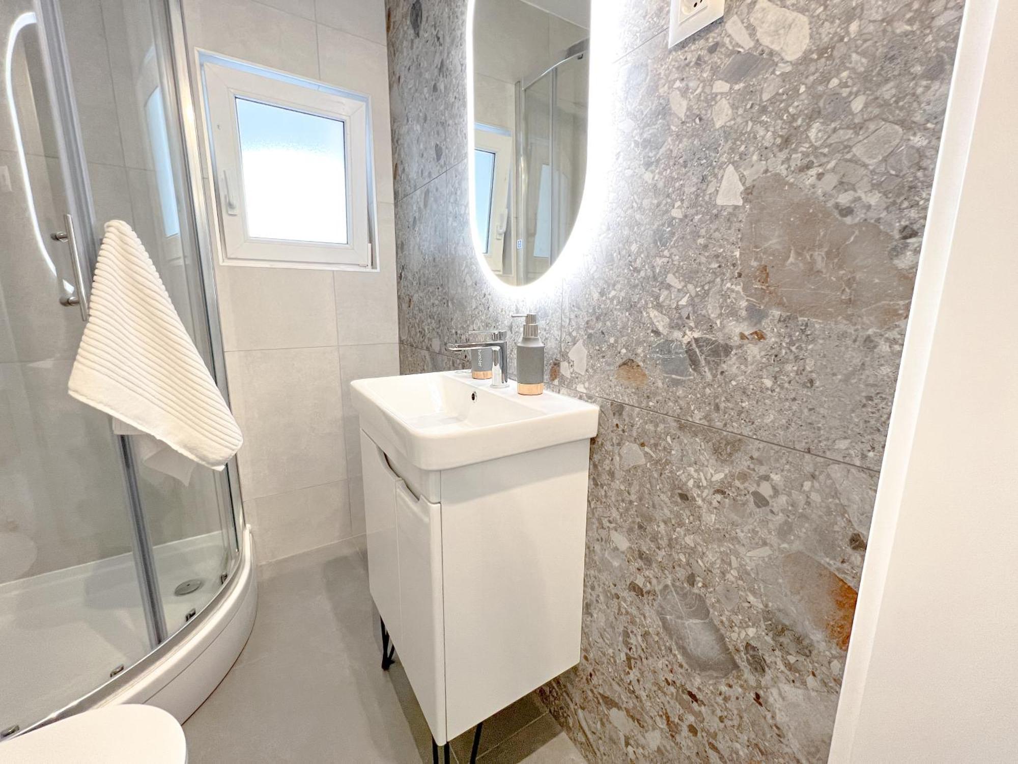 Apartments Larus Baška Voda Rom bilde