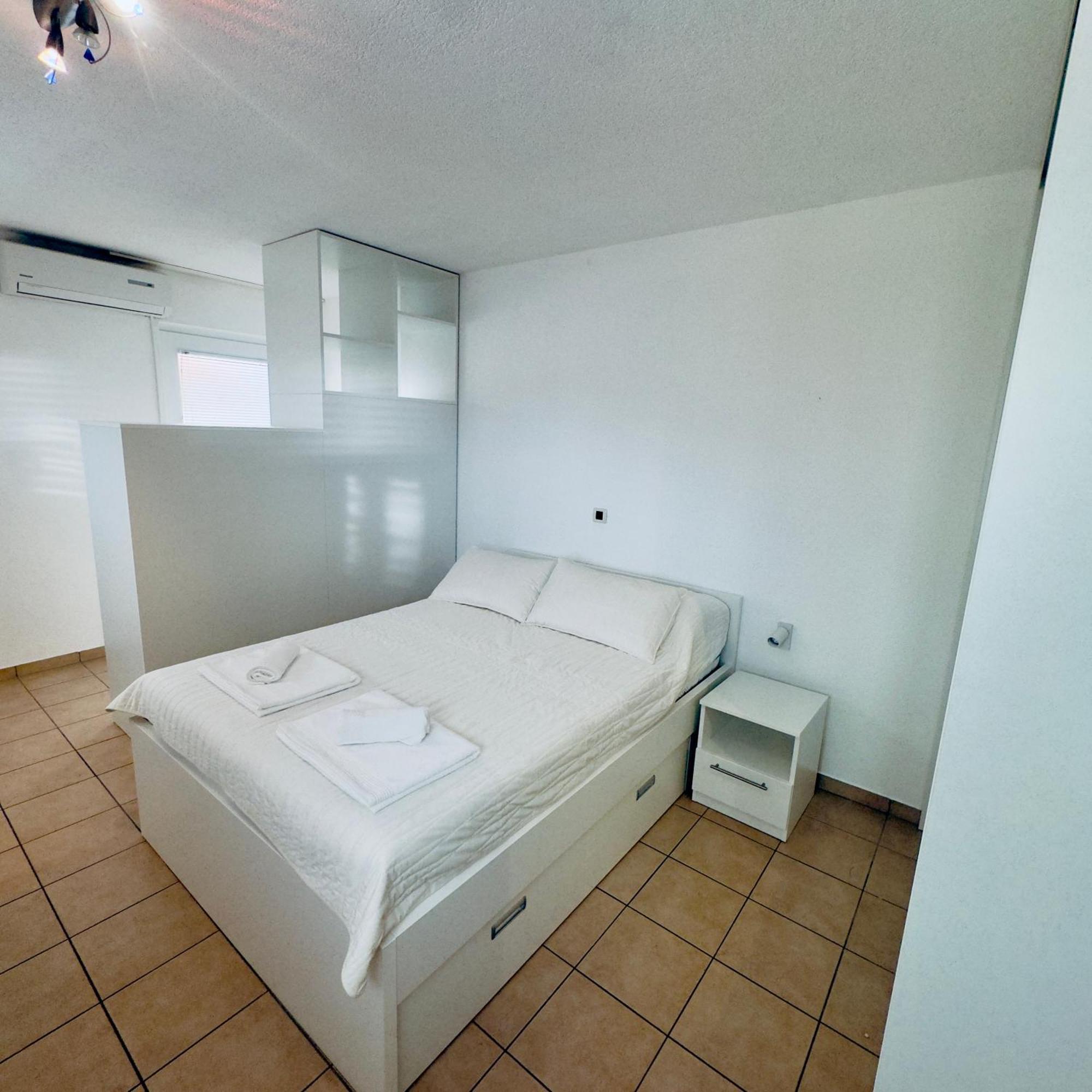 Apartments Larus Baška Voda Rom bilde
